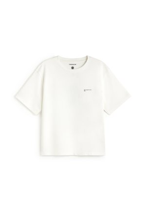 T-shirt blanc à manches courtes avec un petit texte noir sur la poitrine gauche indiquant "The answer is you, MU."