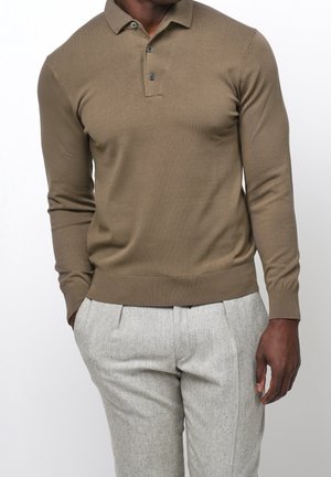 Brązowy sweter polo z długim rękawem, z ściągaczem u dołu, z plakatą na trzy guziki i gładką teksturą, w zestawie z jasnoszarymi dopasowanymi spodniami.