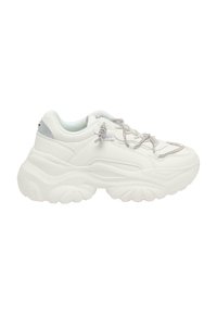 Weiße klobige Sneakers mit einer strukturierten Sohle, metallischen Akzenten an den Schnürsenkeln und einer gepolsterten Zunge. Glattes Obermaterial mit glänzender Oberfläche.