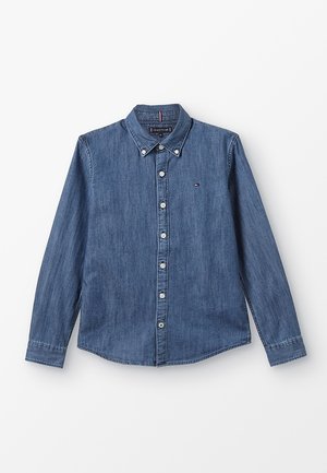 Niebieska koszula z długim rękawem, wykonana z denimu, zapinana na guziki, z kołnierzykiem na guziki i małym logo na lewej piersi.