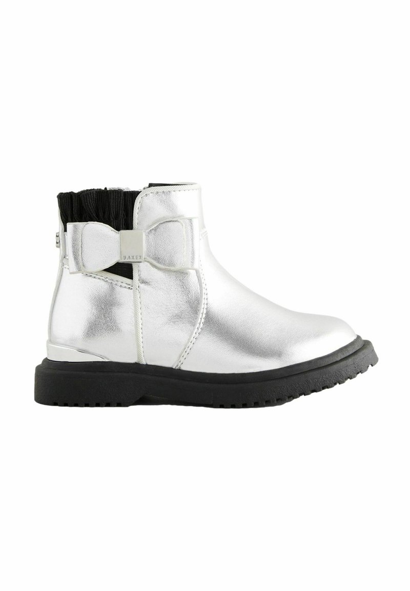 Silberne metallische Stiefelette mit schwarzem elastischem Seitenpaneel, Schleifenakzent und strukturiertem Gummisohle. Glatte Oberfläche mit abgerundeter Zehenform.