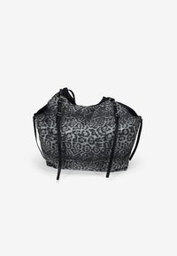 Bolso de tela con un diseño de estampado de leopardo en gris y negro, que cuenta con asas de cuero negro y una superficie suave y texturizada.