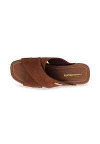 Sandales à enfiler en daim marron avec un design à bride croisée, une semelle intérieure rembourrée et des coutures contrastantes. Logo imprimé sur la semelle intérieure.
