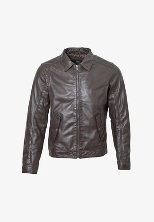 Chaqueta de cuero marrón con cremallera frontal, cuello recortado, dos bolsillos delanteros y un diseño ajustado. Textura suave, estilo clásico.