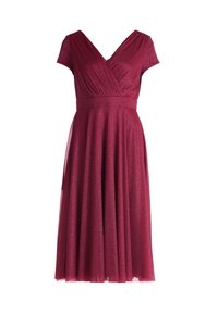 Burgunderfarbenes Kleid mit kurzen Ärmeln, V-Ausschnitt, Falten an der Brust und einem fließenden Rock; gefertigt aus einem schimmernden, strukturierten Stoff.