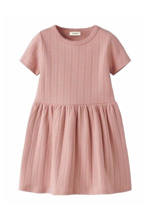 Roosa lühikeste varrukatega kleit, millel on vertikaalne ribimuster, ümara lainelise kaelusega ja kogutud seelik, pärit laste rõivakollektsioonist.