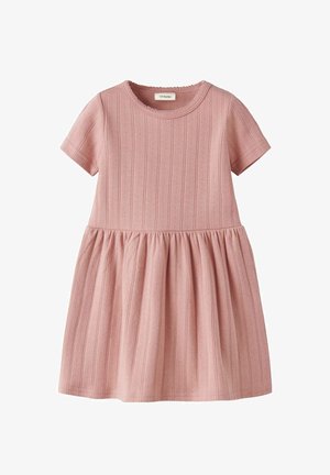 Roosa lühikeste varrukatega kleit, millel on vertikaalne ribimuster, ümara lainelise kaelusega ja kogutud seelik, pärit laste rõivakollektsioonist.