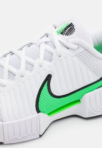 Nike Performance ZOOM GP CHALLENGE PRO HC - Tennissko til multicourt - white/poison green/black