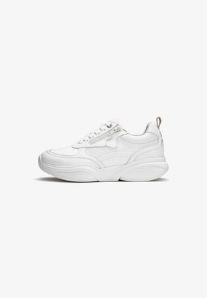 Witte sneakers met een getextureerde mesh bovenkant, gladde leren accenten, ronde neus, dikke zool en een trekhaak op de hiel. Vetersluiting.