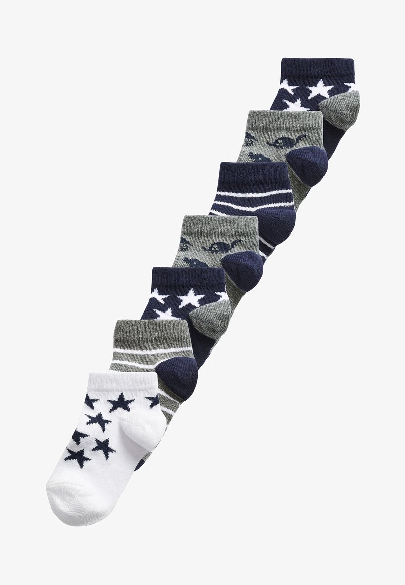 Siete pares de calcetines tobilleros, con varios diseños en blanco, azul marino y gris. Los patrones incluyen estrellas y rayas, con puños acanalados.