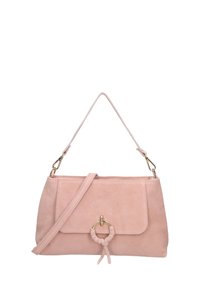 Roze suède handtas met een klepclosure, gouden hardware en een ronde accent aan de voorkant. Voorzien van een korte handgreep en een afneembare schouderriem.