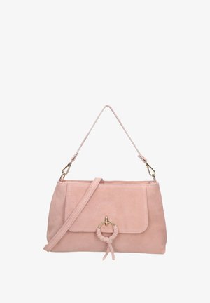 Rosa Wildleder-Handtasche mit Klappenverschluss, goldenen Beschlägen und einem runden Akzent auf der Vorderseite. Verfügt über einen kurzen Henkel und einen abnehmbaren Schulterriemen.