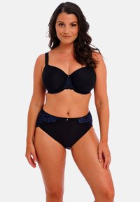 Zwart lingerieset met een gladde, gevoerde beha met kantdetails in het blauw en een high-waisted slip met bijpassende borduursels.