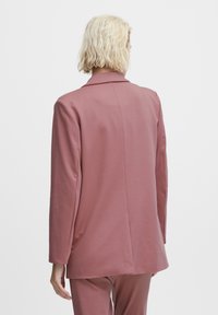 Rosa blazer i slät tyg, med klassisk krage, långa ärmar och en skräddarsydd passform, med en mittsömsdetalj på baksidan.