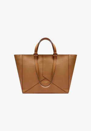 Sac fourre-tout en cuir texturé marron avec deux poignées supérieures et des détails de couture géométrique sur fond blanc.