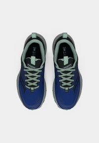 Sinine ja hall paar Saucony jooksujalatseid heledate hallide paeltega, vaadatuna pealtpoolt valgel taustal.