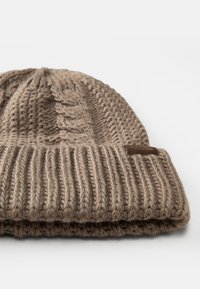 Gorro castanho de malha com punho canelado e padrão texturizado. Apresenta uma pequena etiqueta de marca castanha de lado. Material em lã macia.