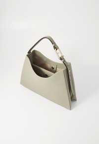 Borsa in pelle verde con un design strutturato, caratterizzata da un manico superiore singolo, tasca interna e una superficie liscia. Accenti in hardware dorato.