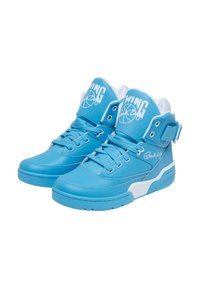 Baskets montantes en cuir bleu vif, avec des accents blancs, un design à lacets, une sangle de cheville et un logo sur la languette et sur le côté.