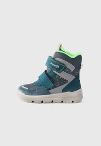 Bottines montantes bleu et gris avec des accents verts, dotées de sangles Velcro, de matériaux texturés et d'une semelle blanche épaisse. Caractéristiques étanches incluses.