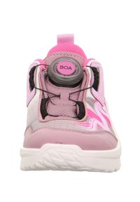 Sneaker mit einem Obermaterial in rosa und grau mit Muster, aus Mesh-Materialien, einem BOA-Schnürsystem und einer strukturierten weißen Sohle.