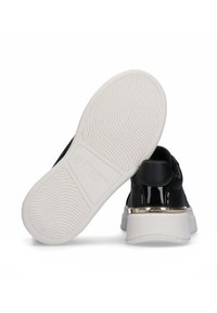 Sneakers in pelle nera con suola in gomma bianca. Presentano una finitura lucida, un accento dorato vicino al tallone e suola testurizzata per una migliore aderenza.