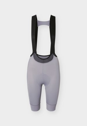 Sivé cyklistické nohavice s trakmi s čiernymi nastaviteľnými ramennými popruhmi a vypodloženou sedacou časťou, navrhnuté pre pohodlie a výkon.