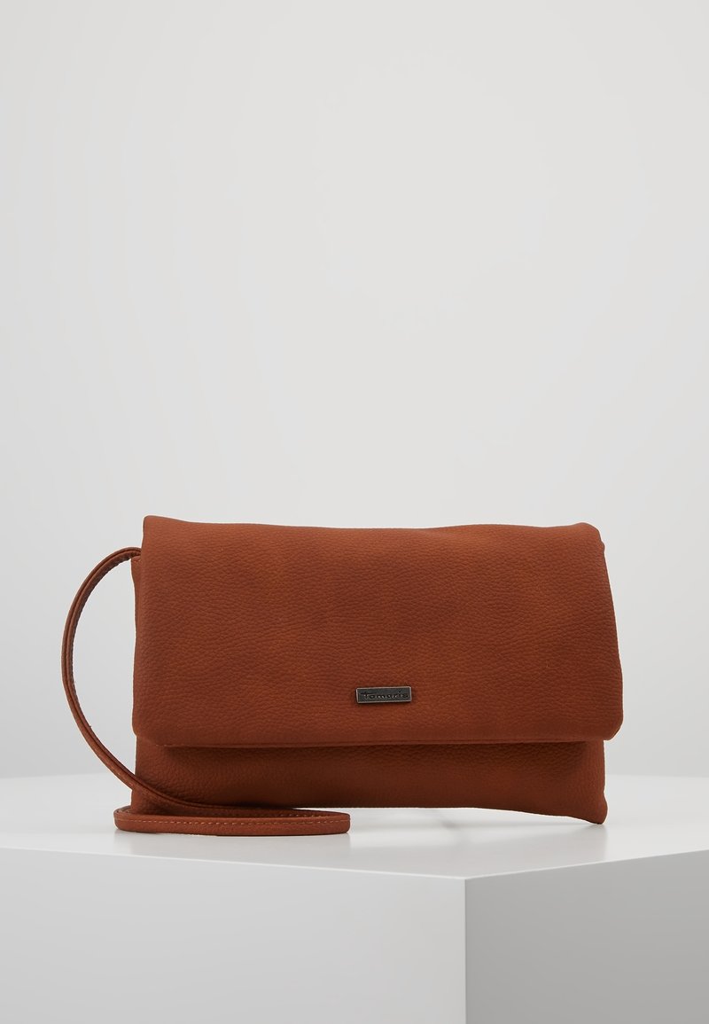 Clutch in pelle marrone con una finitura testurizzata, dotato di una patta pieghevole e di una tracolla removibile. Accento di logo semplice sul davanti.