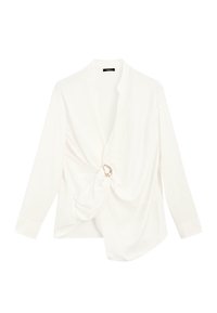 Blouse blanche en tissu lisse, avec un détail torsadé à l'avant orné d'un accent métallique circulaire et des manches longues.