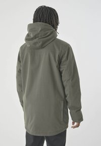 Grüne Kapuzenjacke mit geradem Schnitt, aus strukturiertem Stoff, mit seitlichen Taschen und einem Kordelzug in der Kapuze.