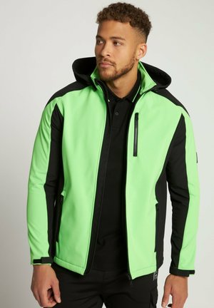 Chaqueta softshell verde y negra con cremallera frontal, capucha y bolsillos laterales, que presenta colores contrastantes y un diseño ajustado.