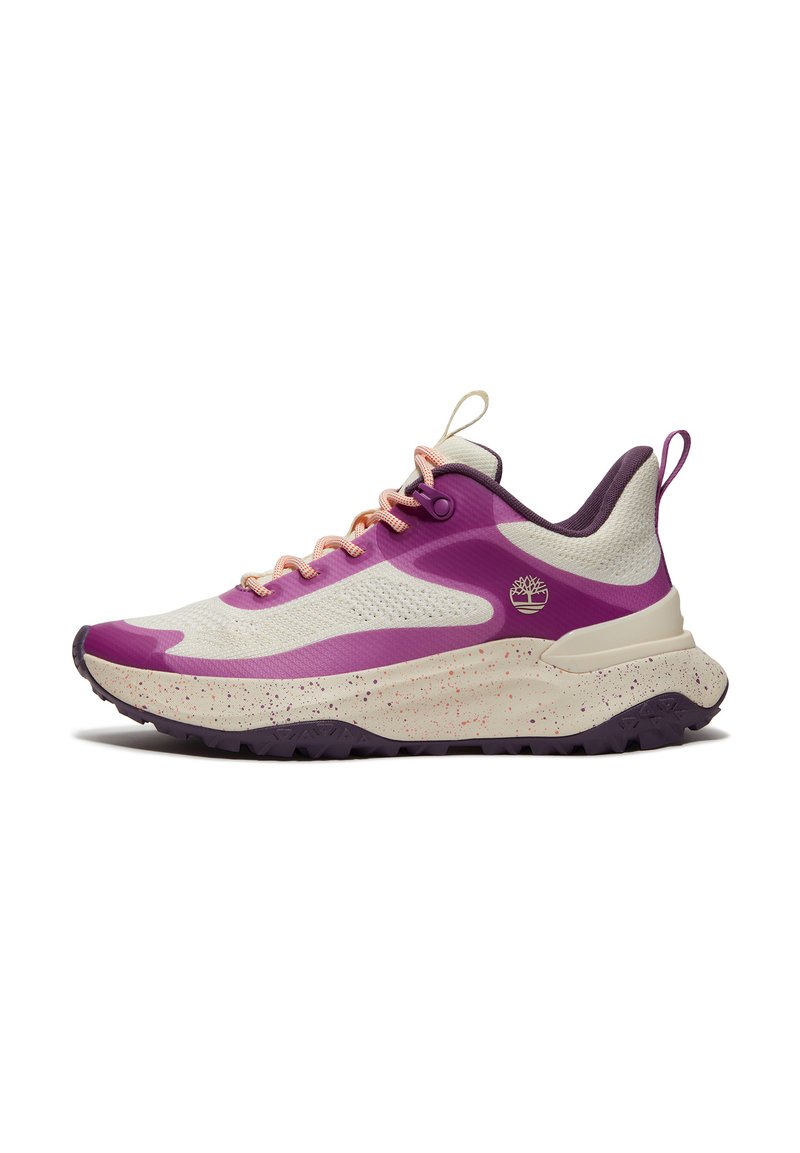 Sneaker leggere con una tomaia in rete bianca testurizzata, dettagli viola e lacci arancioni. Presentano una suola intermedia crema maculata e una suola esterna viola.