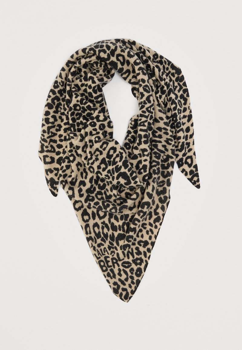 Κασκόλ με λεοπάρ μοτίβο σε μπεζ και μαύρο, τριγωνικό σχήμα, απαλό ύφασμα, με εμφανές λογότυπο κατά μήκος της κάτω άκρης.