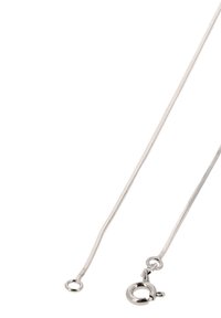 Srebrny naszyjnik z metalowym wężem o gładkim, płaskim i elastycznym kształcie. Posiada okrągłą pętlę na jednym końcu i zapięcie typu claw na drugim.