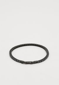 Bracelet noir avec un design tissé, des maillons métalliques et une fermeture à fermoir, texture lisse et un logo de marque discret.
