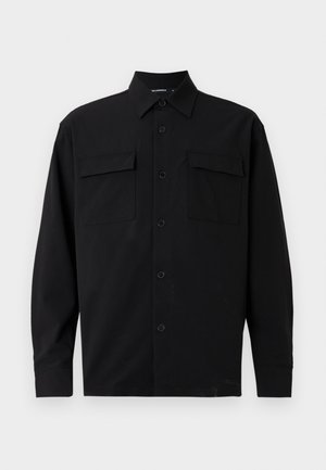 Crna košulja s dugim rukavima od glatkog materijala, s klasičnim ovratnikom, prednjim gumbima i dva džepa na prsima. Jednostavan dizajn bez uzoraka.