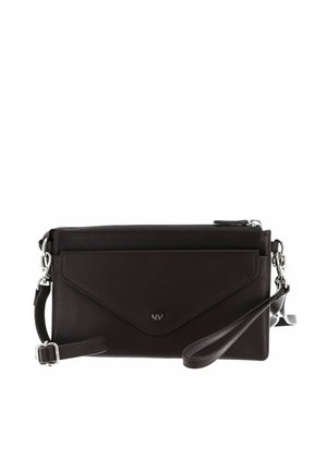 Pochette bracelet en cuir brun foncé avec poche avant style enveloppe, ferrures argentées et bandoulière réglable.