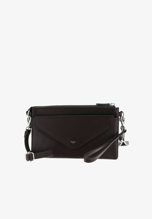 Pochette bracelet en cuir brun foncé avec poche avant style enveloppe, ferrures argentées et bandoulière réglable.