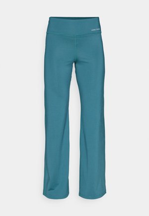 Τυρκουάζ παντελόνια γιόγκα με φαρδιά ελαστική μέση, ίσια κοπή στα μπατζάκια και απαλή υφή. Διαθέτουν διακριτικό ράψιμο κατά μήκος των άκρων.