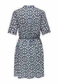 Kratka haljina s kratkim rukavima koja ima mornarsko plavu i bijelu geometrijsku uzorku, remen za vezanje u struku, ovratnikom i lepršavom suknjom.