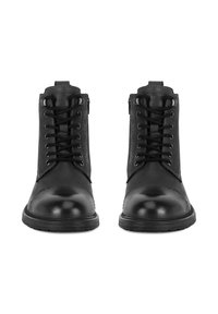 Czarne skórzane botki torebkowe z gładką powierzchnią, zawiązywane, z akcentami srebrnego okucia i teksturowanymi bocznymi panelami.