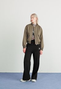 Puma RELAXED  czarny