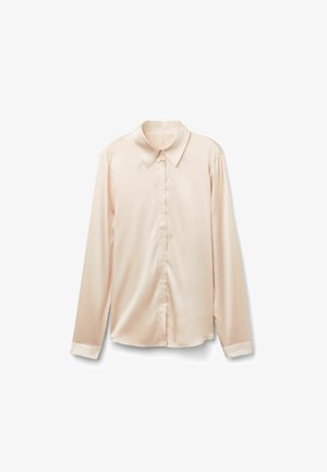 Chemise à manches longues en satin rose doux avec un col pointu et sept boutons. Présente des poignets français en tissu assorti pour un design harmonieux.