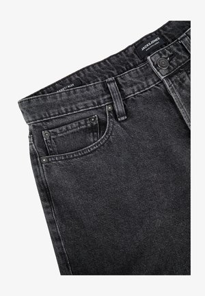 Czarne luźne dżinsy z pięcioma kieszeniami, z zapięciem na guzik i charakterystycznym logo na pasku. Teksturowana tkanina dżinsowa z lekko wyblakłym wykończeniem.