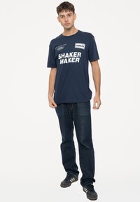Paradiso Clothing SHAKERMAKER TRACKLIST - Print T-shirt - navy