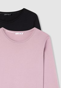 Due magliette a maniche lunghe, una nera e una rosa chiaro, realizzate in un tessuto morbido con scolli rotondi e etichette del marchio visibili all'interno.