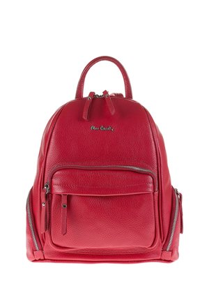 Zaino in pelle rossa con più scomparti con cerniera, manico superiore e spallacci regolabili.