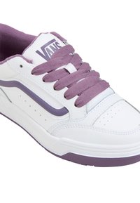 Sneaker bianco in pelle con accenti viola, lacci textured e dettagli perforati sulla punta. Logo visibile sulla linguetta.