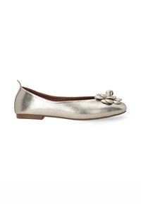 Metallisch goldene Ballettschuhe mit runder Zehenpartie, ausgestattet mit einem floralen Akzent an der Spitze und einem niedrigen, flachen Absatz. Glatte Textur und elegantes Design.