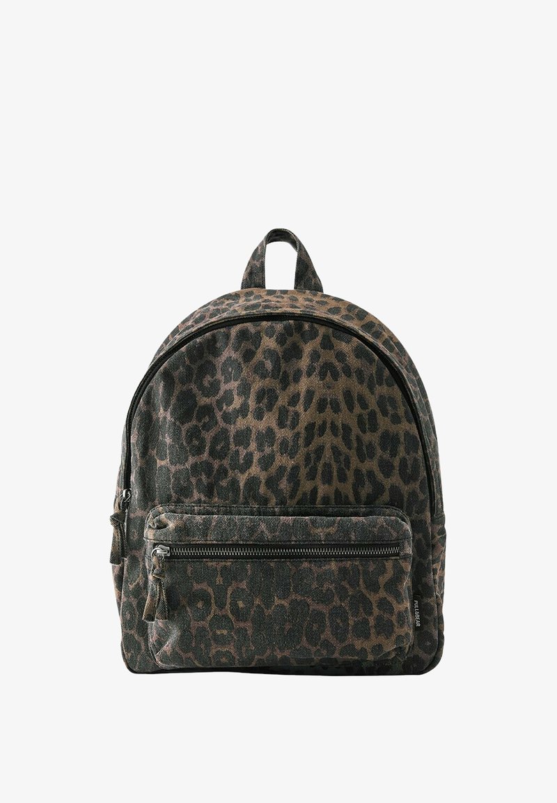 Petit sac à dos en tissu imprimé léopard marron foncé et noir, poche avant zippée et boucle de portage supérieure.